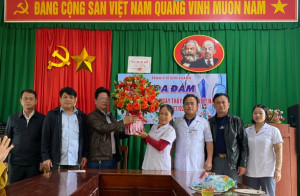 Lãnh đạo xã tặng hoa chúc mừng cán bộ, nhân viên Trạm Y tế nhân kỷ niệm 69 năm ngày Thầy thuốc Việt Nam